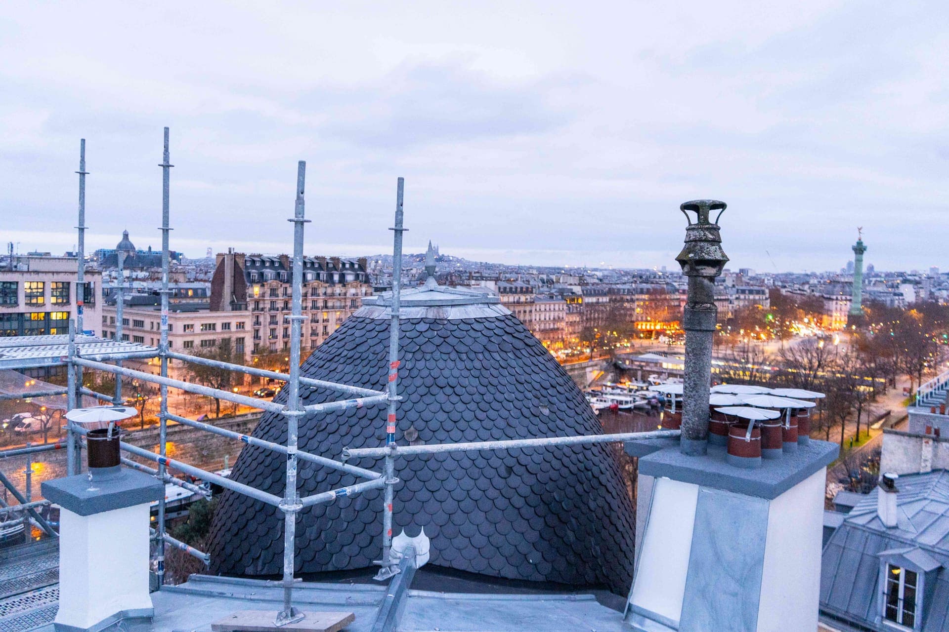 Toiture en ardoise avec vue sur Paris